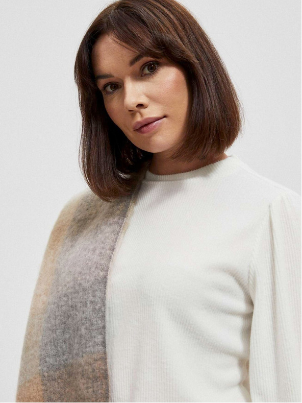 Moodo A warm scarf with a delicate pattern