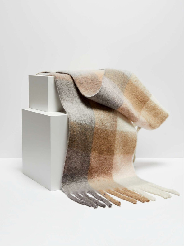 Moodo A warm scarf with a delicate pattern