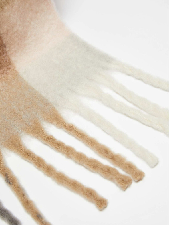 Moodo A warm scarf with a delicate pattern