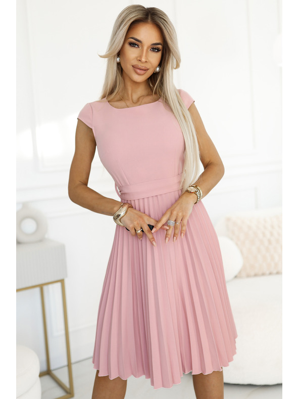 numoco Klasické řasené šaty s krátkým rukávem a páskem - pudrově růžové