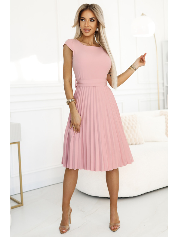 numoco Klasické řasené šaty s krátkým rukávem a páskem - pudrově růžové