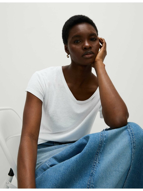 Marks & Spencer Tričko normálního střihu ze směsi lnu s výstřihem do V Marks & Spencer bílá