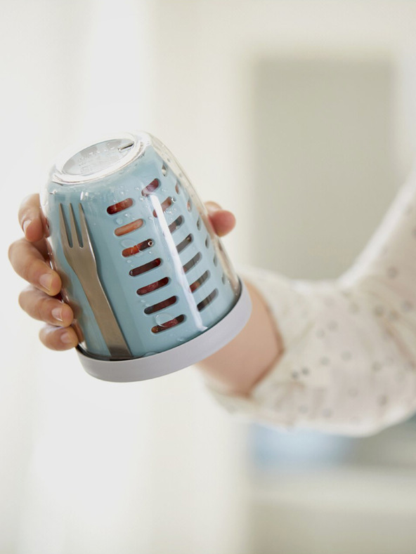 Mepal Světle modrý svačinový box se sítkem Mepal Ellipse (600 ml)