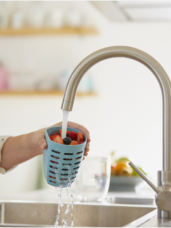 Mepal Světle modrý svačinový box se sítkem Mepal Ellipse (600 ml)