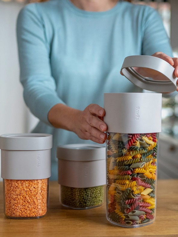 Lékué Sada tří nádob na skladování suchých potravin ve světle šedé barvě Lékué Flip Storage Set