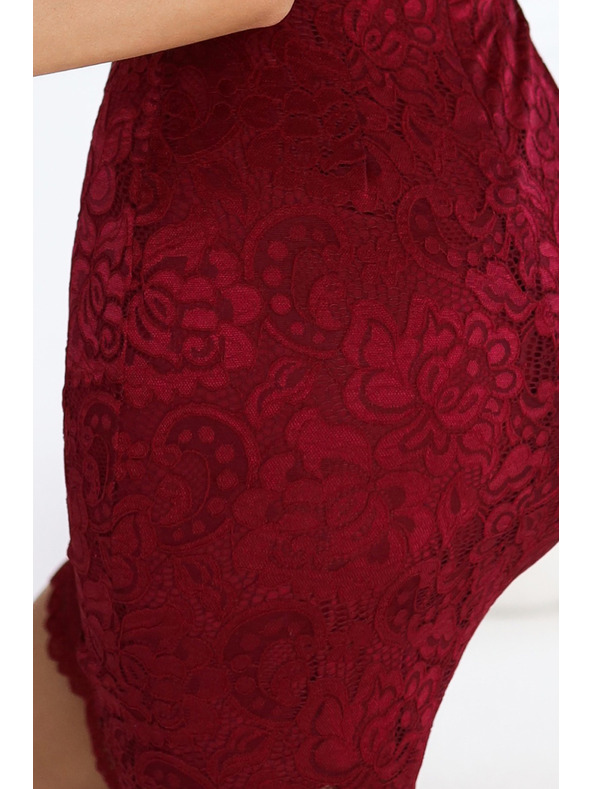 numoco Krajkové přiléhavé šaty s krátkými rukávy a výstřihem