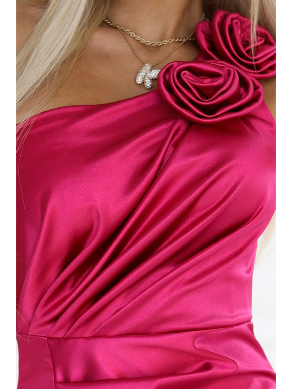 numoco AURORA Saténové šaty dlouhé na jedno rameno s růží a rozparkem | Růžový