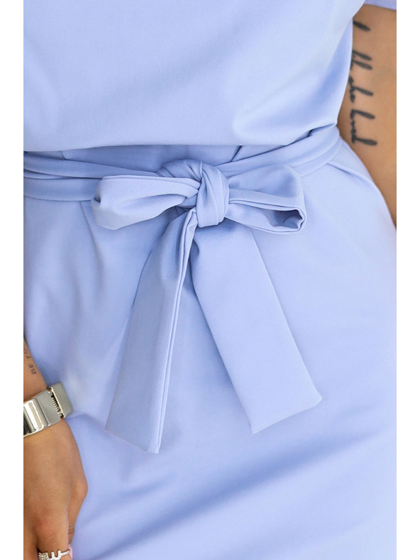 numoco Šaty ROXI s asymetrickou sukní a páskem