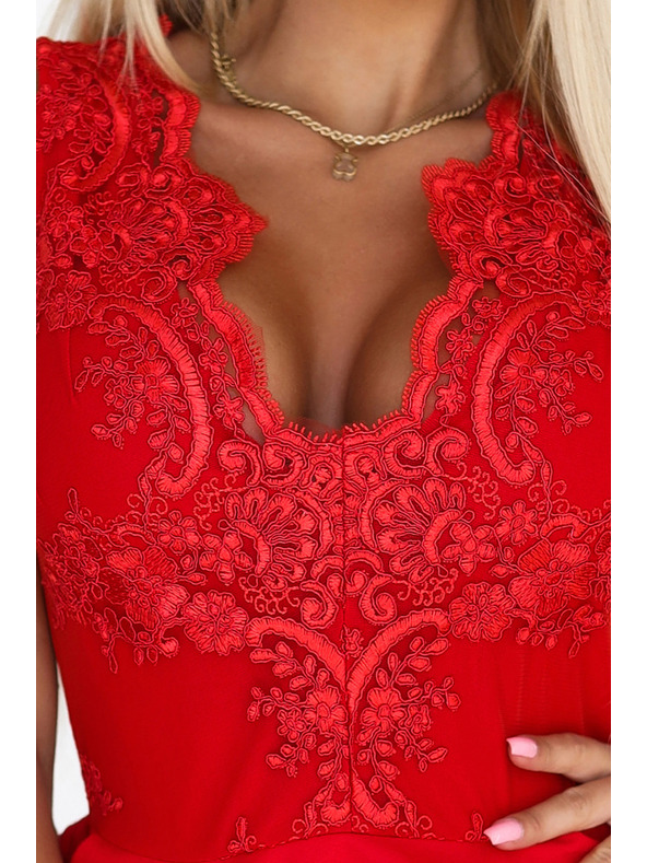 numoco Červené koktejlové šaty CHARLOTTE s krajkovým výstřihem