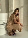 Edoti Oversize maxi šaty - camel barva