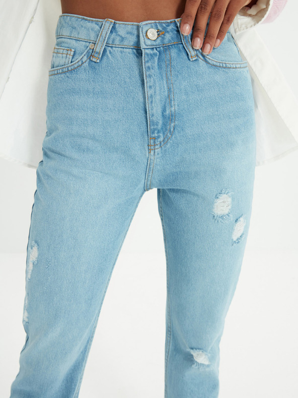 Trendyol Světle modré mom fit džíny s potrhaným efektem Trendyol