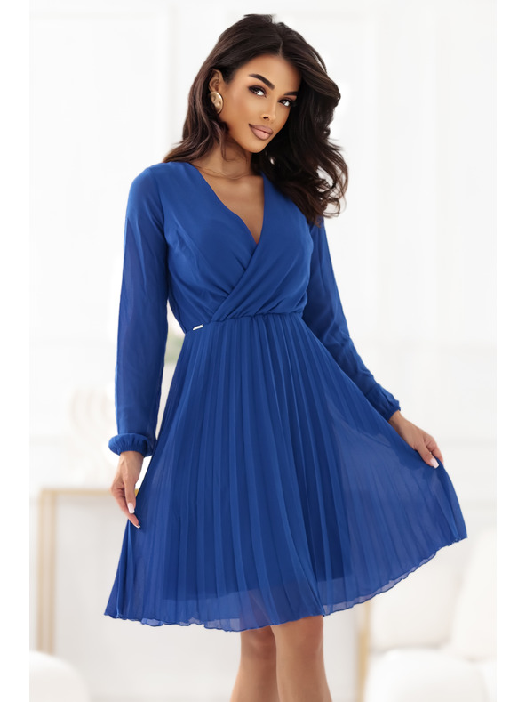 numoco Elegantní skládané šaty ISABELLE s výstřihem a dlouhým rukávem - chrpově modré