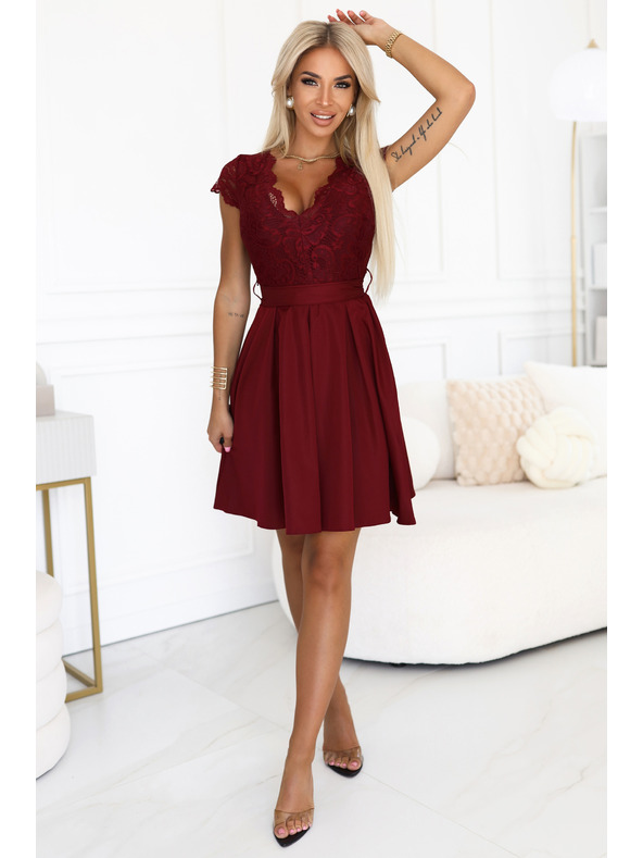 numoco Krajkové šaty ANNA s výstřihem a rozšířenou sukní - vínové