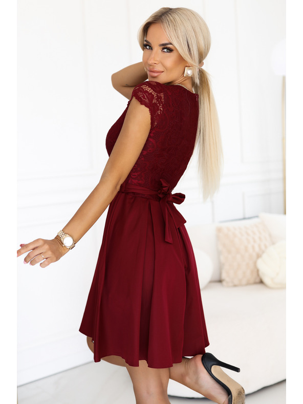 numoco Krajkové šaty ANNA s výstřihem a rozšířenou sukní - vínové