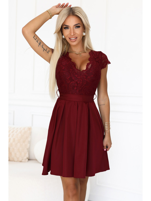 numoco Krajkové šaty ANNA s výstřihem a rozšířenou sukní - vínové