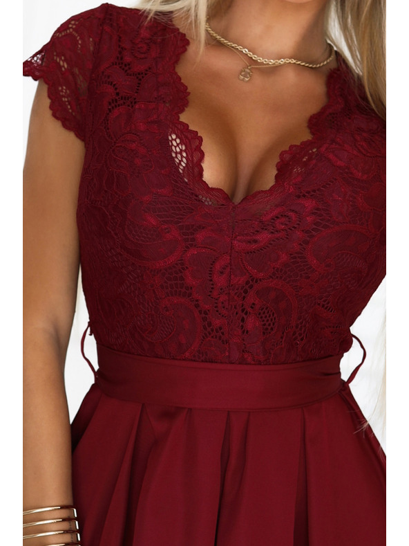 numoco Krajkové šaty ANNA s výstřihem a rozšířenou sukní - vínové