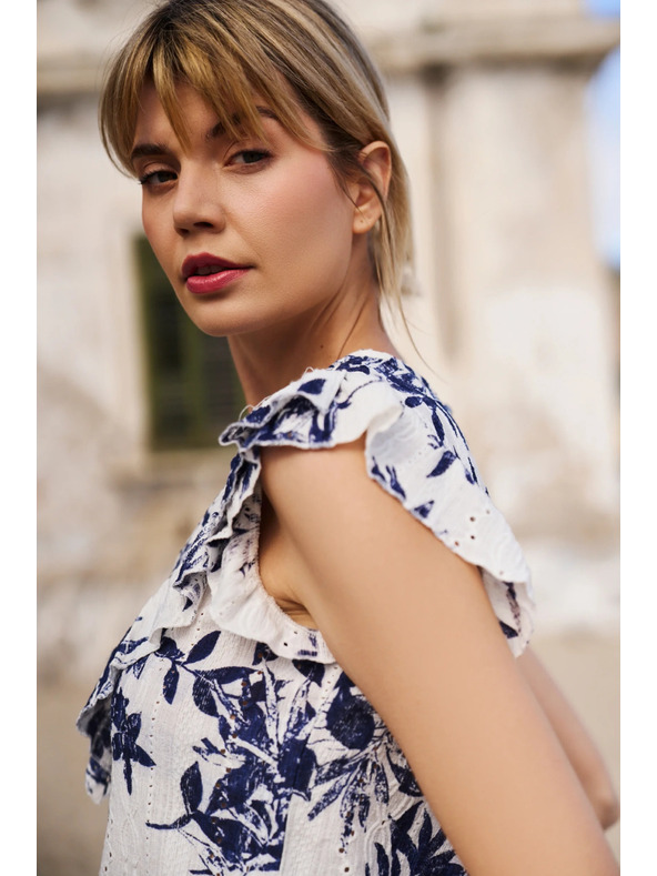 Moodo Dámské tričko Moodo – bílé s modrými květy