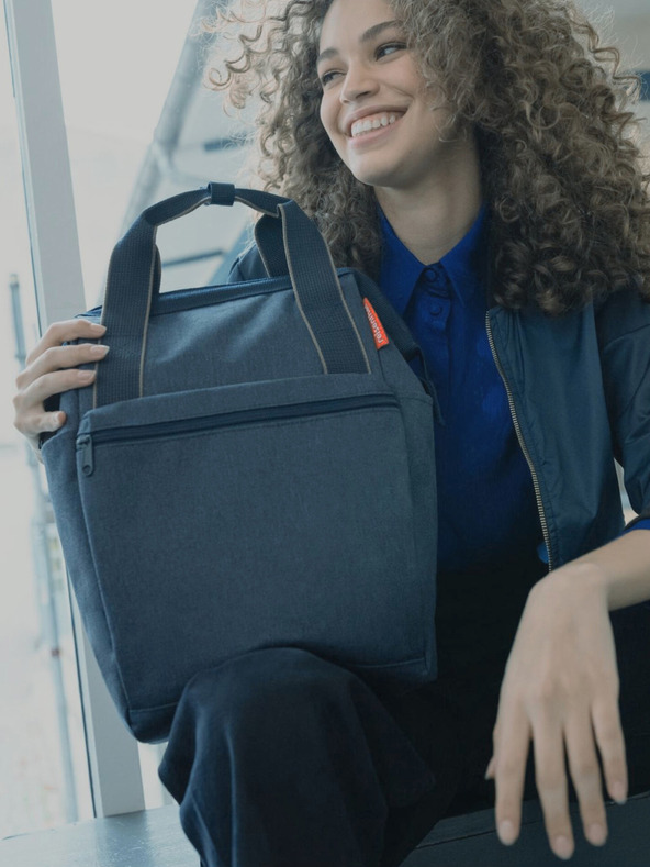 Reisenthel Tmavě modrý džínový batoh a taška 2v1 Reisenthel Allrounder R Herringbone Dark Blue