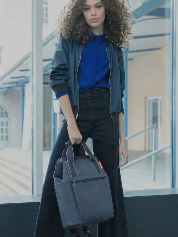Reisenthel Tmavě modrý džínový batoh a taška 2v1 Reisenthel Allrounder R Herringbone Dark Blue
