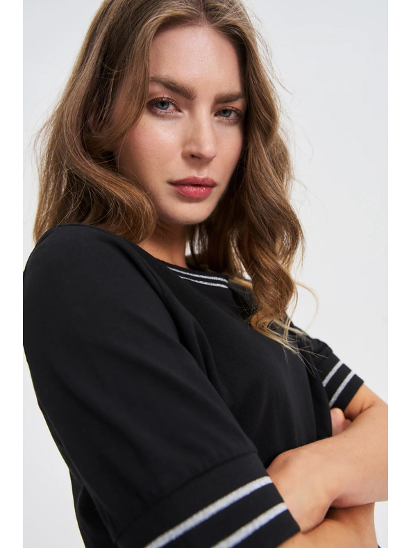 Moodo Černý top s kontrastním lemováním Moodo