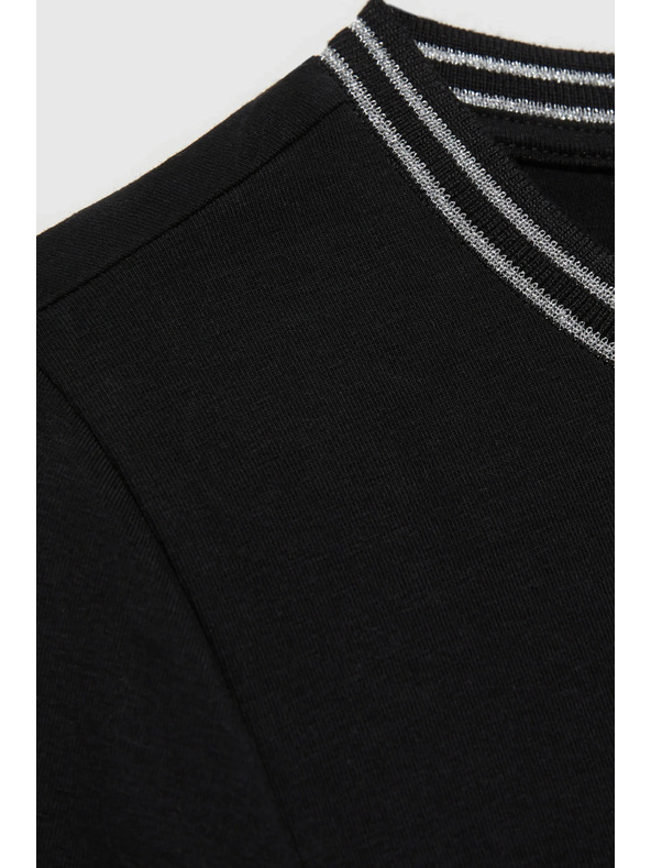 Moodo Černý top s kontrastním lemováním Moodo