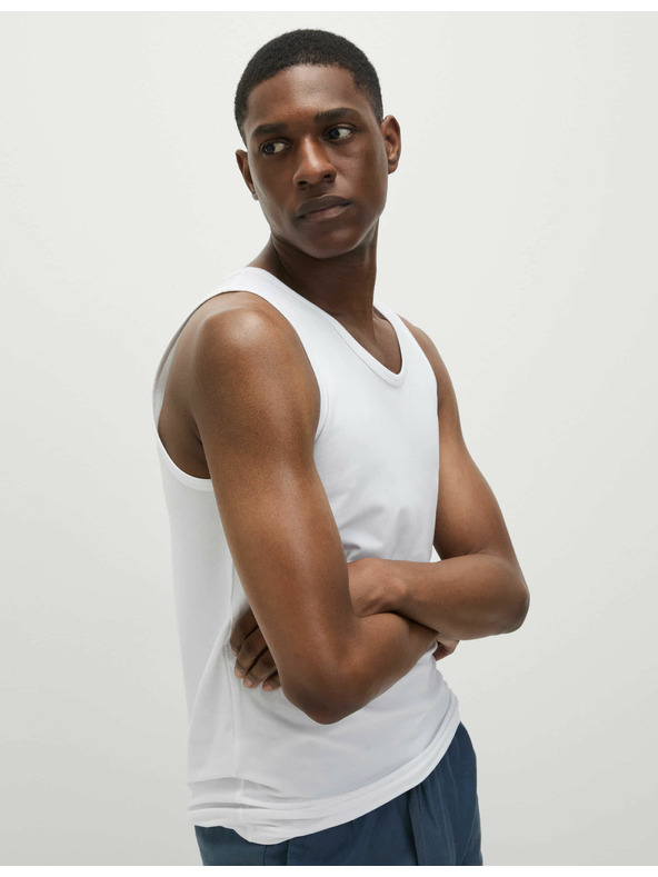 Marks & Spencer Sada tří pánských basic tílek v bílé barvě s technologií Cool & Fresh™ Marks & Spencer