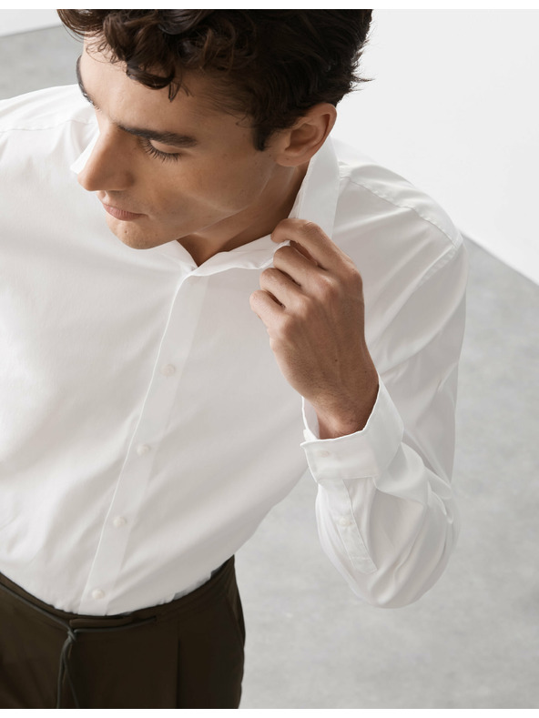 Marks & Spencer Košile úzkého střihu se strečem a vysokým podílem bavlny, v nežehlivé úpravě Marks & Spencer bílá