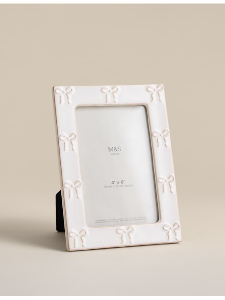 Marks & Spencer Fotorámeček s keramickou mašlí 4x6 palců Marks & Spencer bílá
