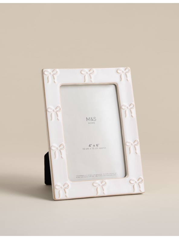 Marks & Spencer Fotorámeček s keramickou mašlí 4x6 palců Marks & Spencer bílá