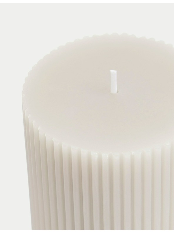 Marks & Spencer Vroubkovaná sloupová svíčka Marks & Spencer šedá