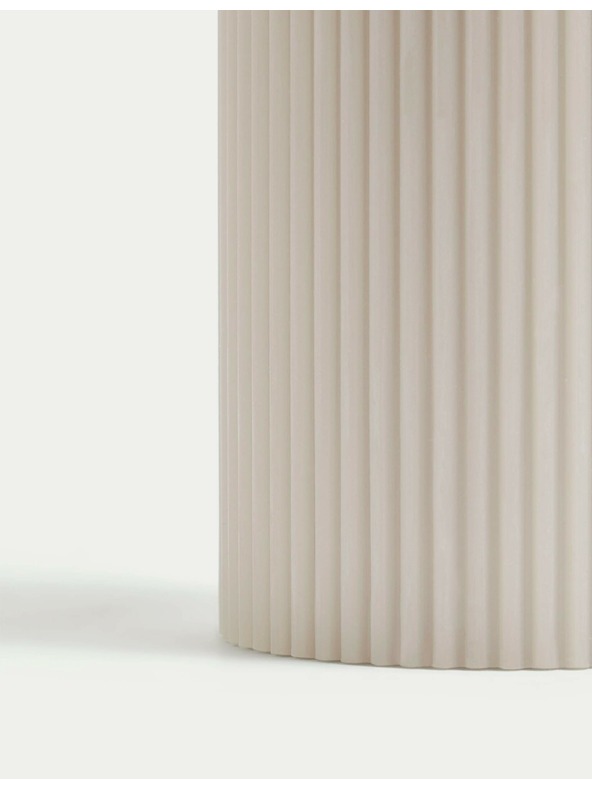 Marks & Spencer Vroubkovaná sloupová svíčka Marks & Spencer šedá