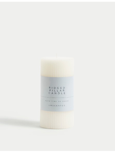 Marks & Spencer Vroubkovaná sloupová svíčka Marks & Spencer bílá