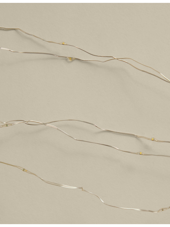 Marks & Spencer Teplé bílé LED drátěné světlo na baterie Marks & Spencer stříbrná