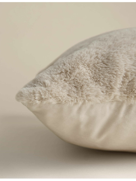 Marks & Spencer Mimořádně měkký polštářek z umělé kožešiny Marks & Spencer smetanová