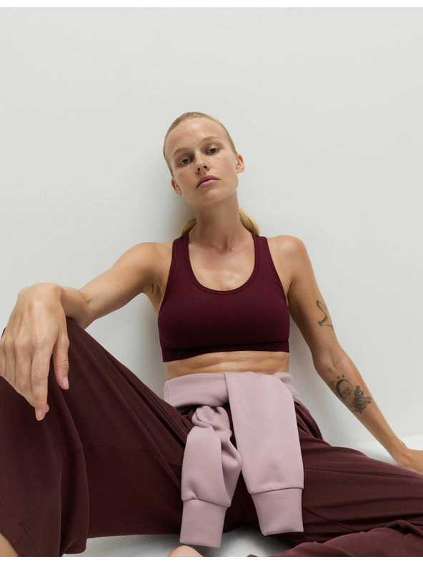 Marks & Spencer Středně zpevněná oboustranná bezešvá sportovní podprsenka Marks & Spencer červená