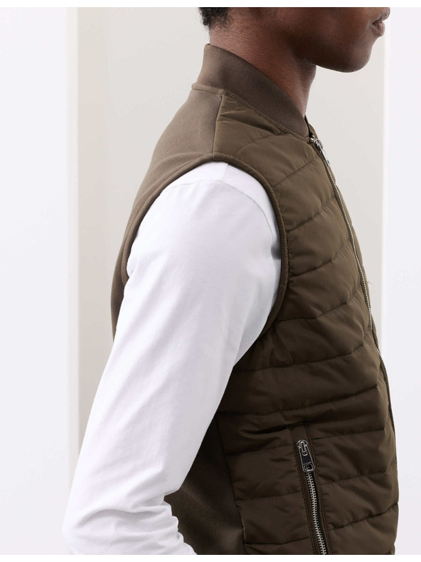 Marks & Spencer Prošívaná vesta se zapínáním na zip s technologií Stormwear™ a s vysokým podílem bavlny Marks & Spencer zelená