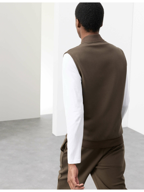 Marks & Spencer Prošívaná vesta se zapínáním na zip s technologií Stormwear™ a s vysokým podílem bavlny Marks & Spencer zelená