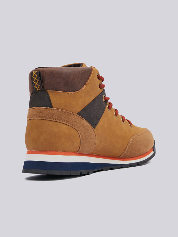 Sam 73 Hnědé pánské kotníkové boty s detaily v semišové úpravě boty SAM 73 Musca