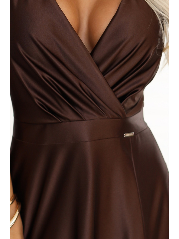 numoco CRYSTAL saténové dlouhé šaty s výstřihem - čokoládové