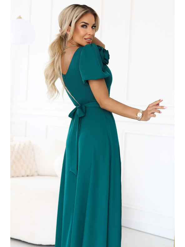 numoco Elegantní dlouhé společenské šaty s květinou, páskem a vysokým rozparkem - lahvově zelená