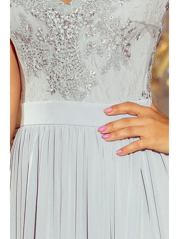 numoco LEA dlouhé šaty s vyšívaným výstřihem - stříbrná barva