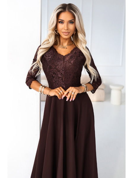 numoco AMBER elegantní dlouhé krajkové šaty s výstřihem - čokoládové
