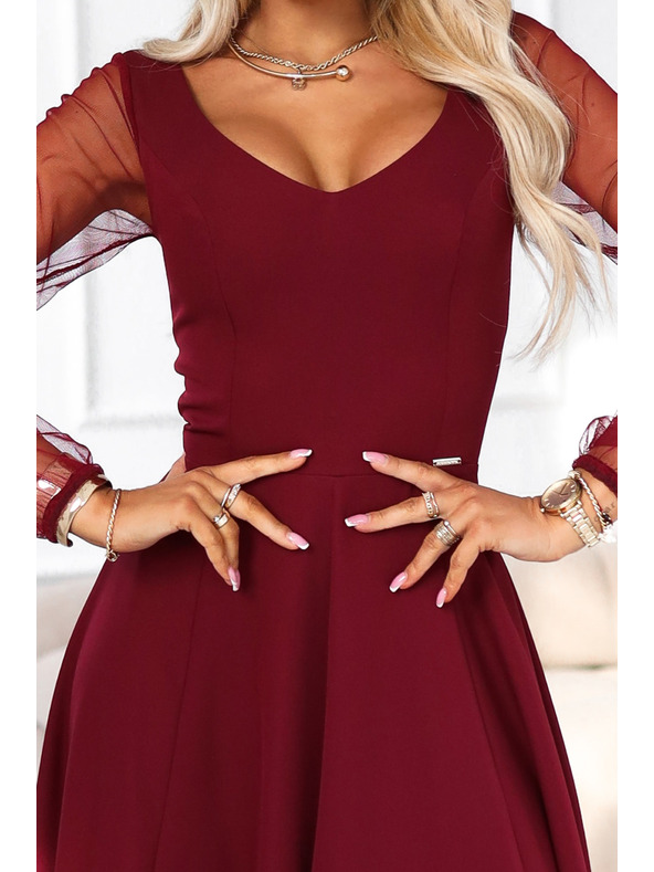 numoco LORETTA unikátní dlouhé šaty s tylovými rukávy a výstřihem - vínové