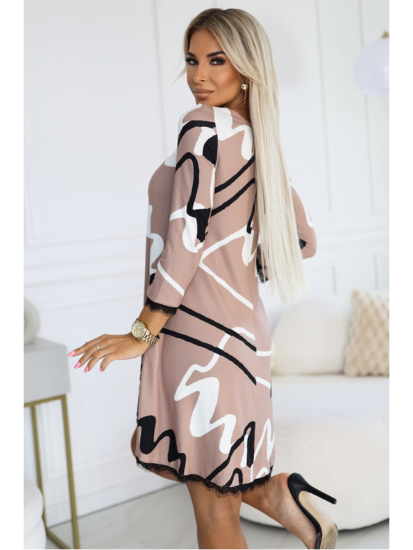 numoco Lichoběžníkové svetrové šaty s krajkou - béžové s černobílým vzorem