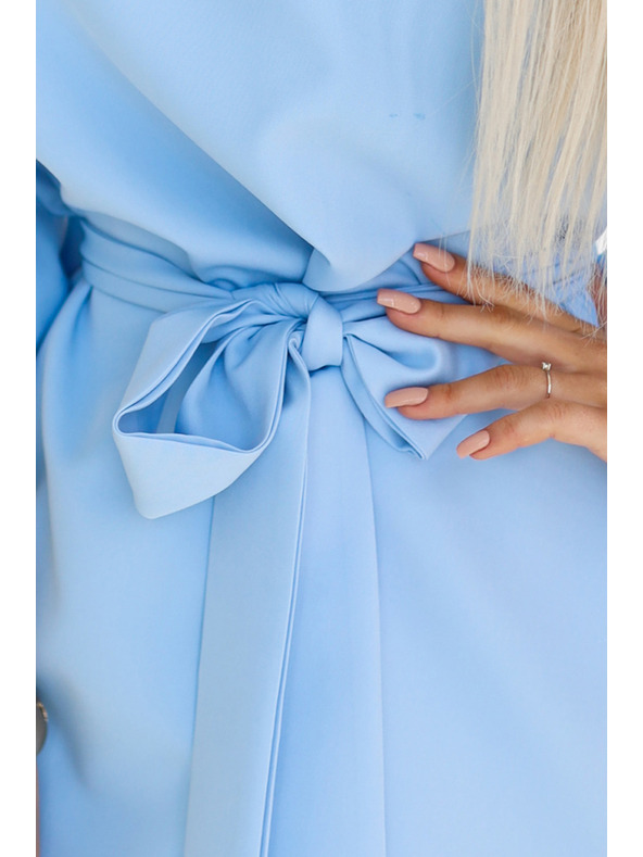 numoco SOFIA Motýlí šaty s kravatou v pase - pastelově modrá