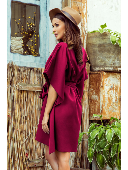 numoco SOFIA Motýlí šaty se zavazováním v pase - Vínová barva