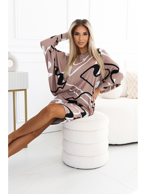 numoco Pohodlné netopýří šaty s výstřihem - béžové s černobílým vzorem