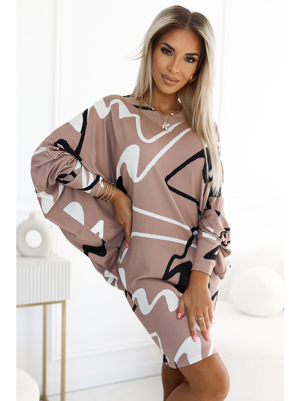 numoco Pohodlné netopýří šaty s výstřihem - béžové s černobílým vzorem