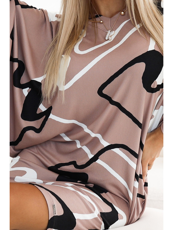 numoco Pohodlné netopýří šaty s výstřihem - béžové s černobílým vzorem