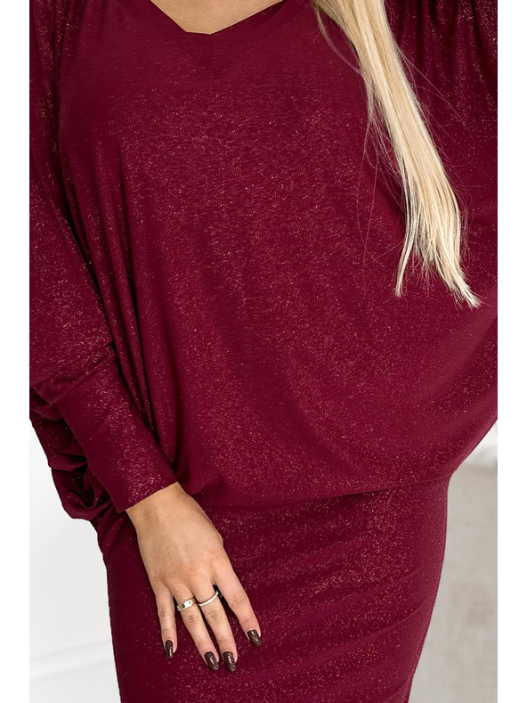 numoco Netopýří šaty s výstřihem - vínová barva se třpytkami